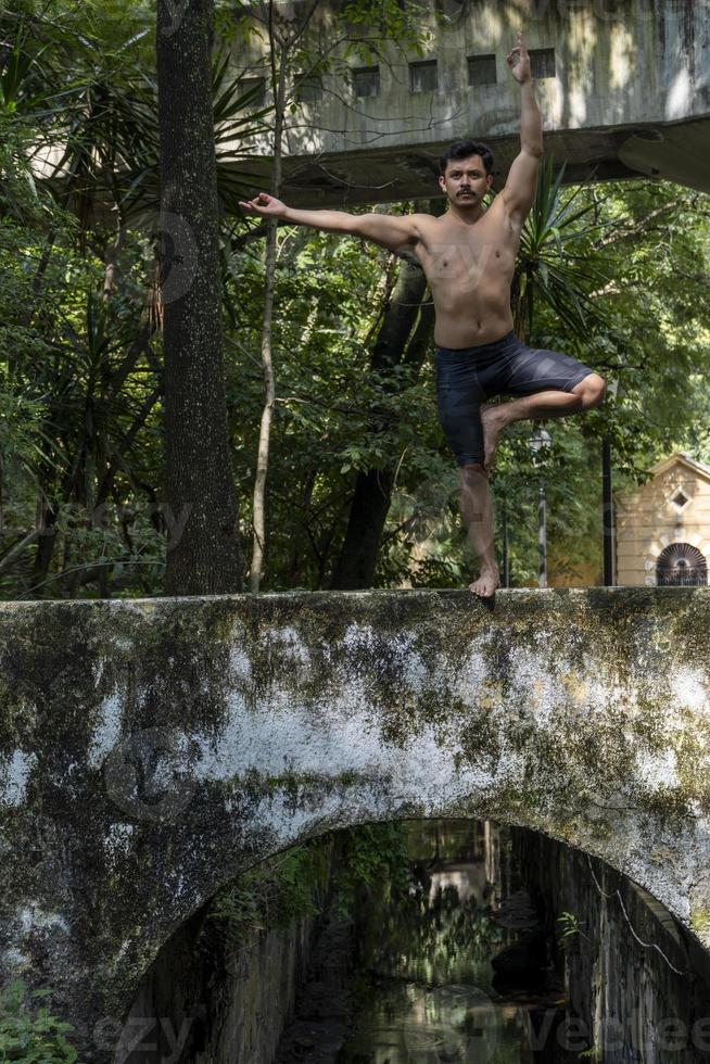 meditación de yoga al aire libre. siete brillantes todos los chakras. hombre practica yoga, méxico, gualdajara foto