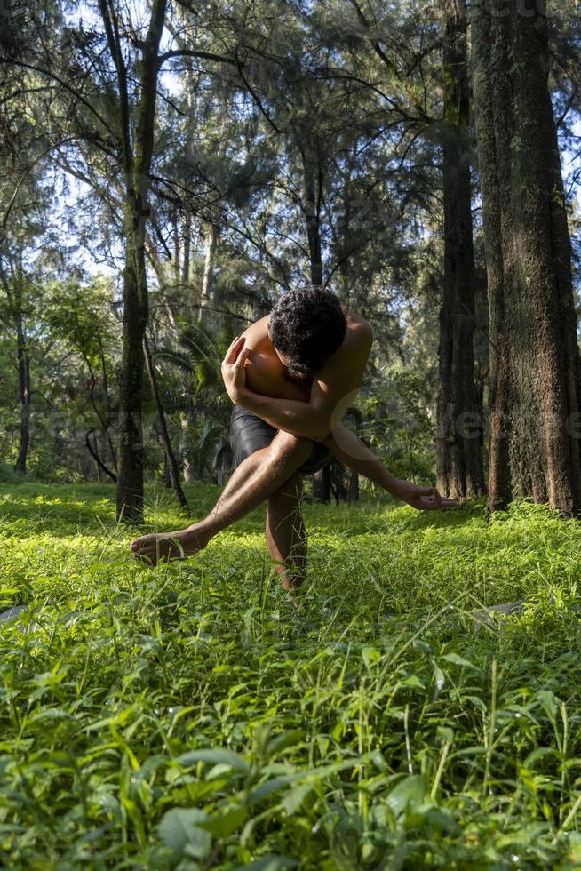 joven, haciendo yoga o reiki, en el bosque vegetación muy verde, en méxico, guadalajara, bosque colomos, hispano, foto