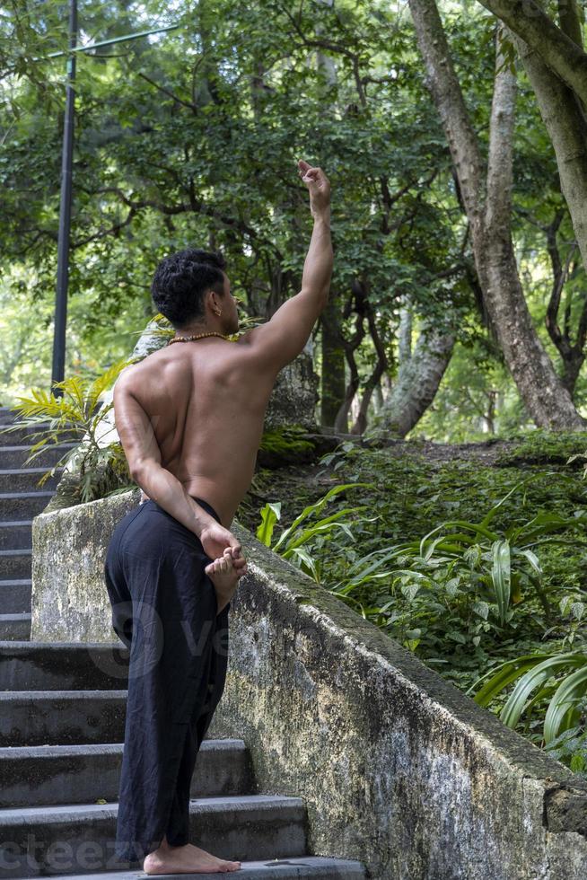 meditación de yoga al aire libre. siete brillantes todos los chakras. hombre practica yoga, méxico, gualdajara foto