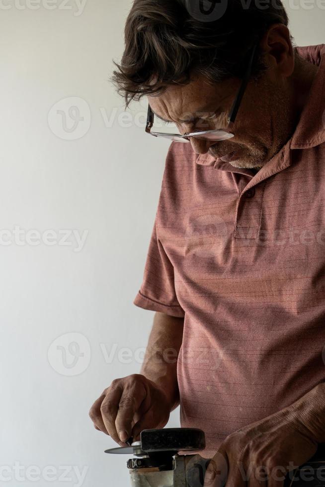 hombre latino buscando herramientas en su caja de herramientas, hispano, con destornillador en la mano foto