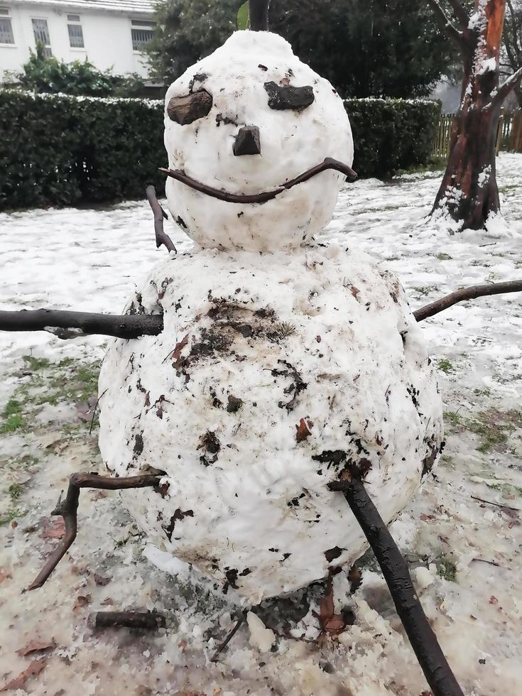 muñeco de nieve en un parque de invierno frío foto