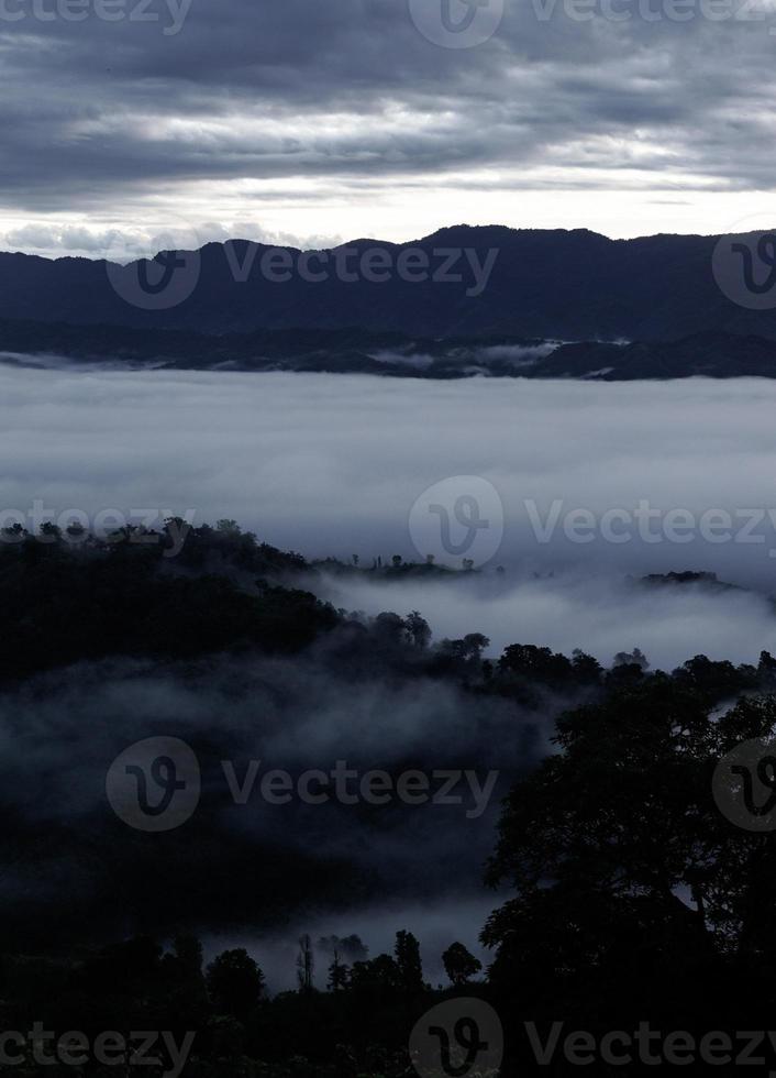 montañas más allá del horizonte con nubes danzantes foto