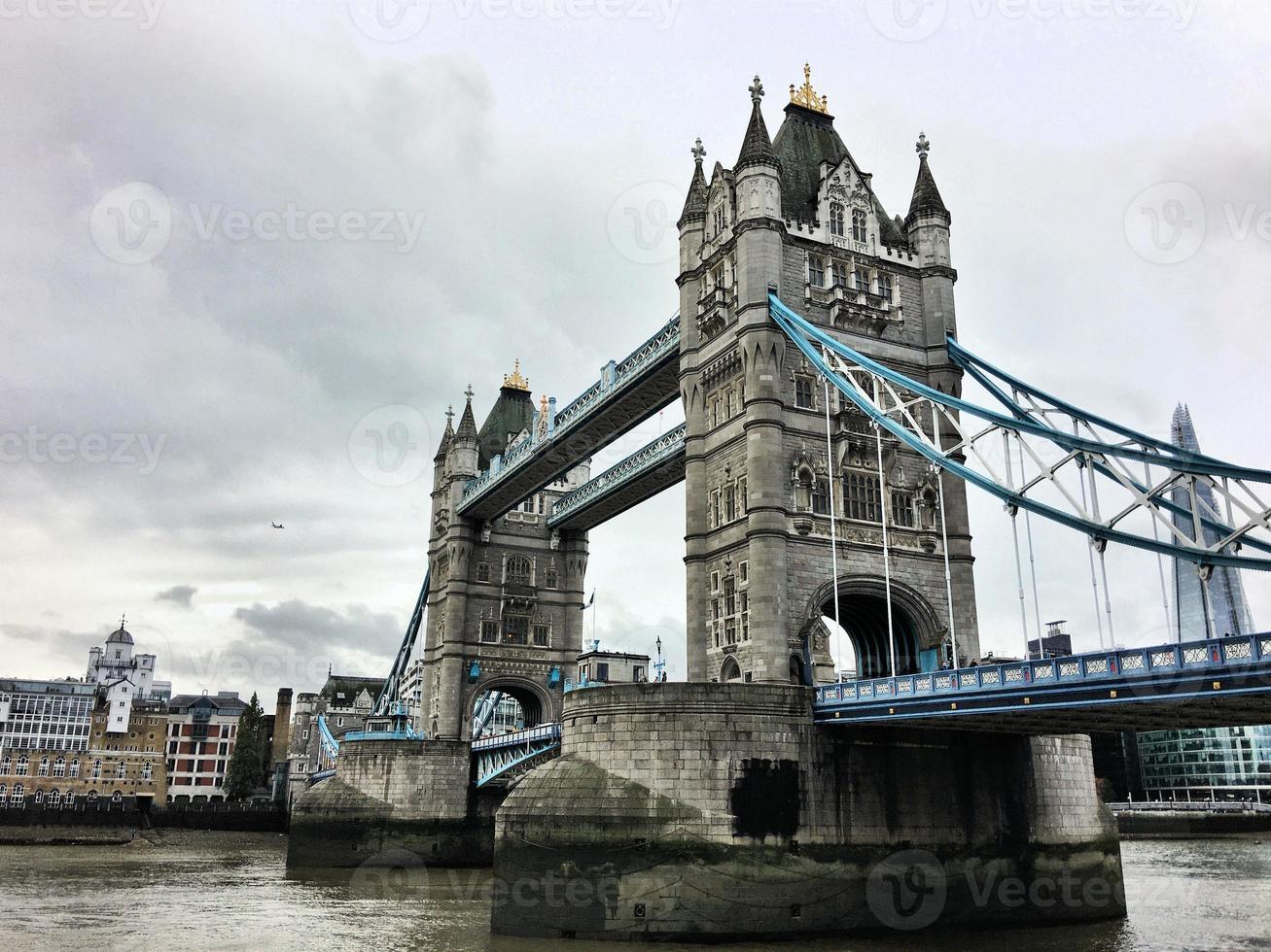 una vista del puente de la torre en londres foto