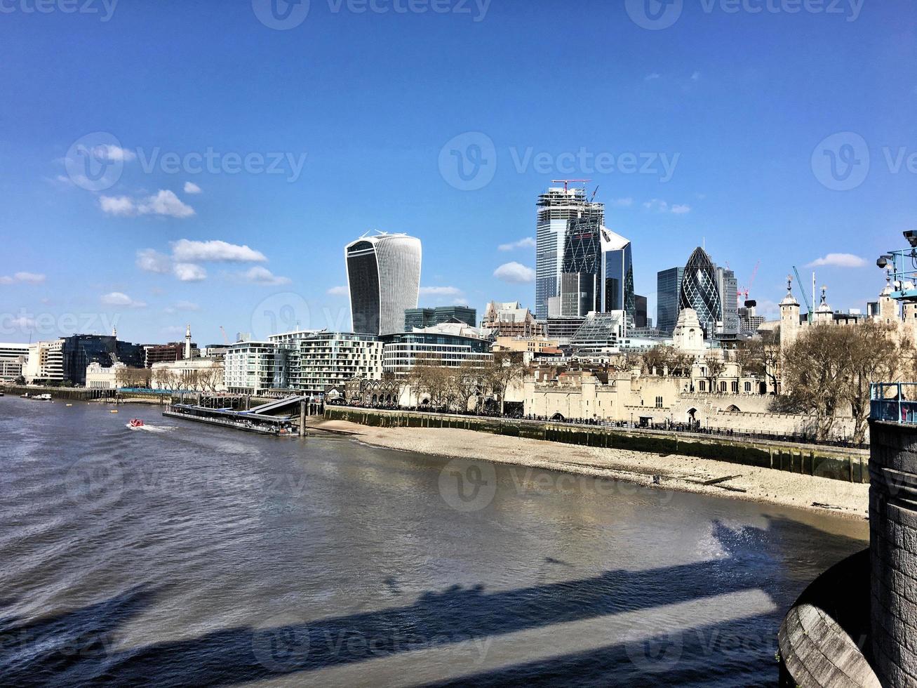 una vista del río támesis en londres foto