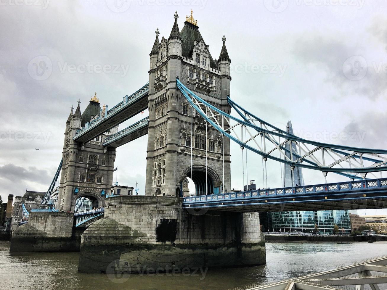 una vista del puente de la torre en londres foto