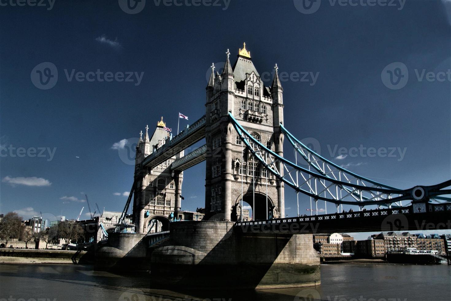 una vista del puente de la torre en londres foto