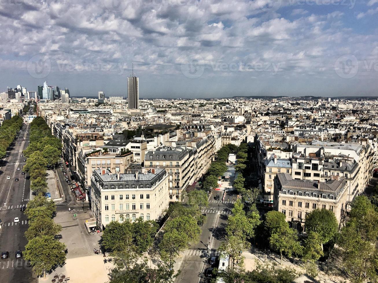 una vista panorámica de París en el verano foto