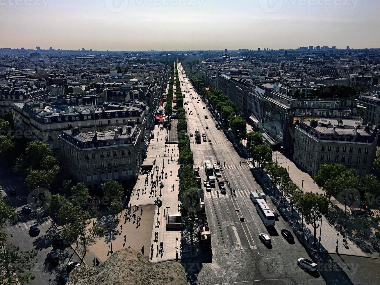 una vista panorámica de París en el verano foto