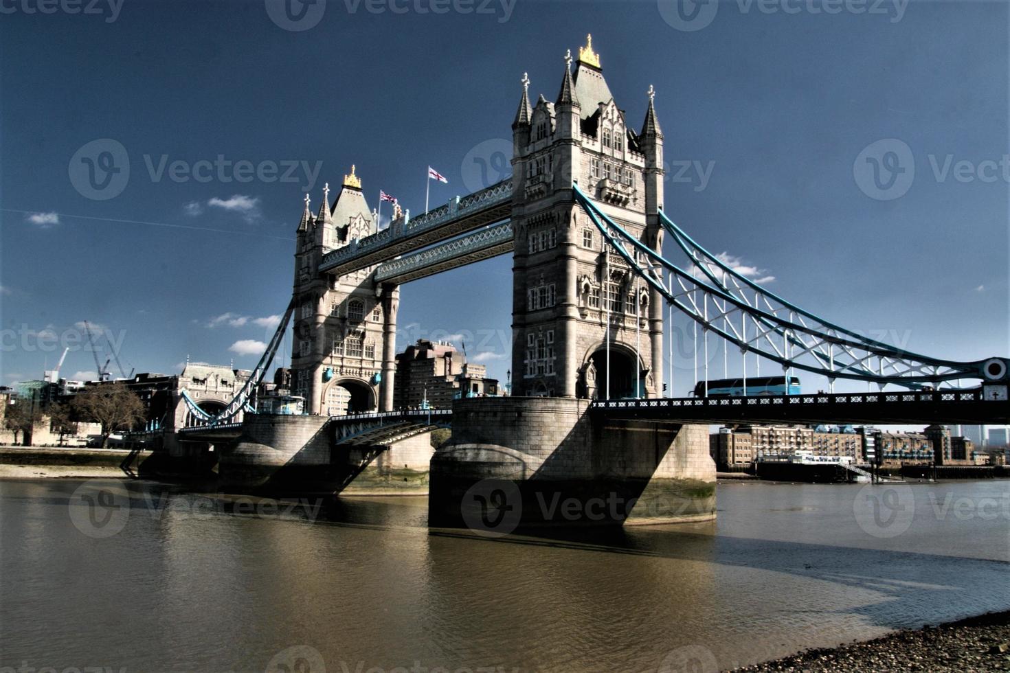 una vista del puente de la torre en londres foto