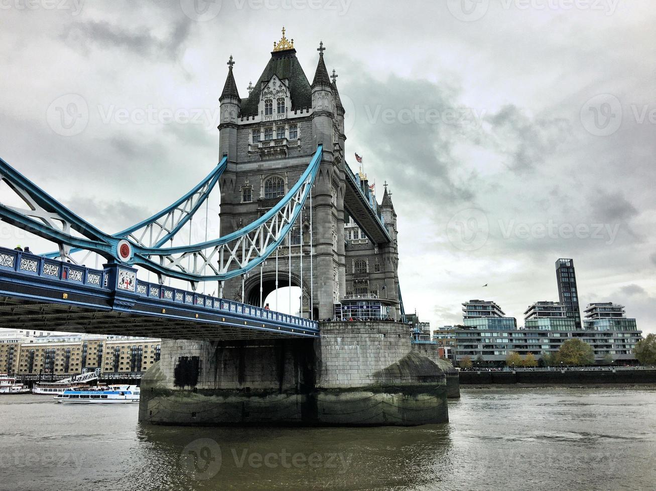 una vista del puente de la torre en londres foto