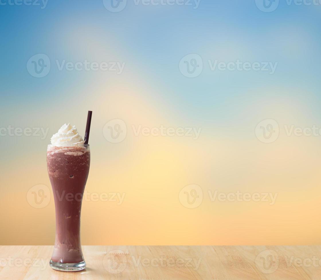 cacao helado en mesa de madera foto