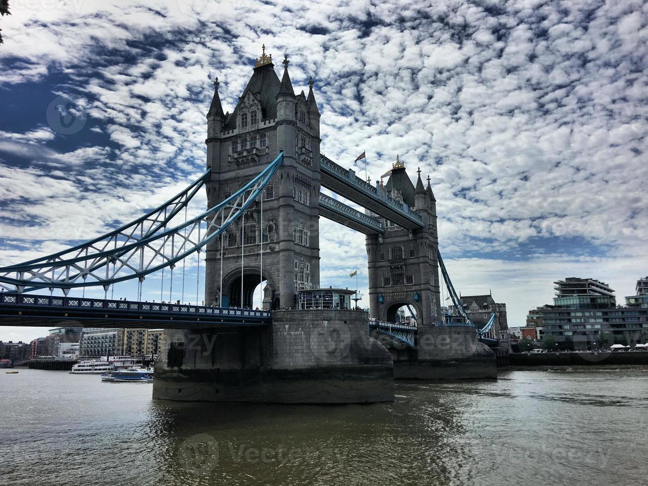 una vista del puente de la torre en londres foto