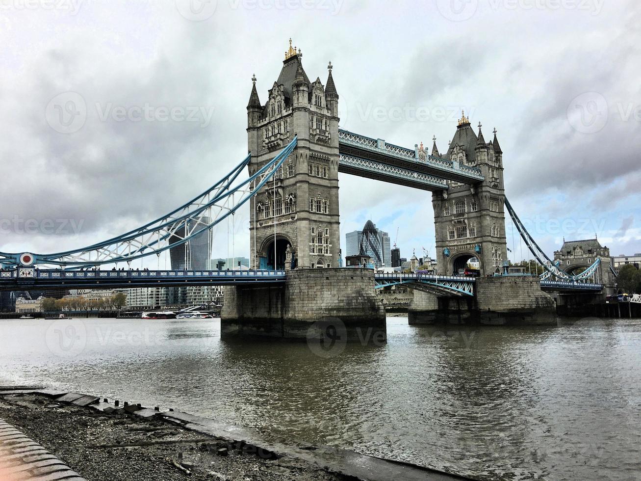 una vista del puente de la torre en londres foto