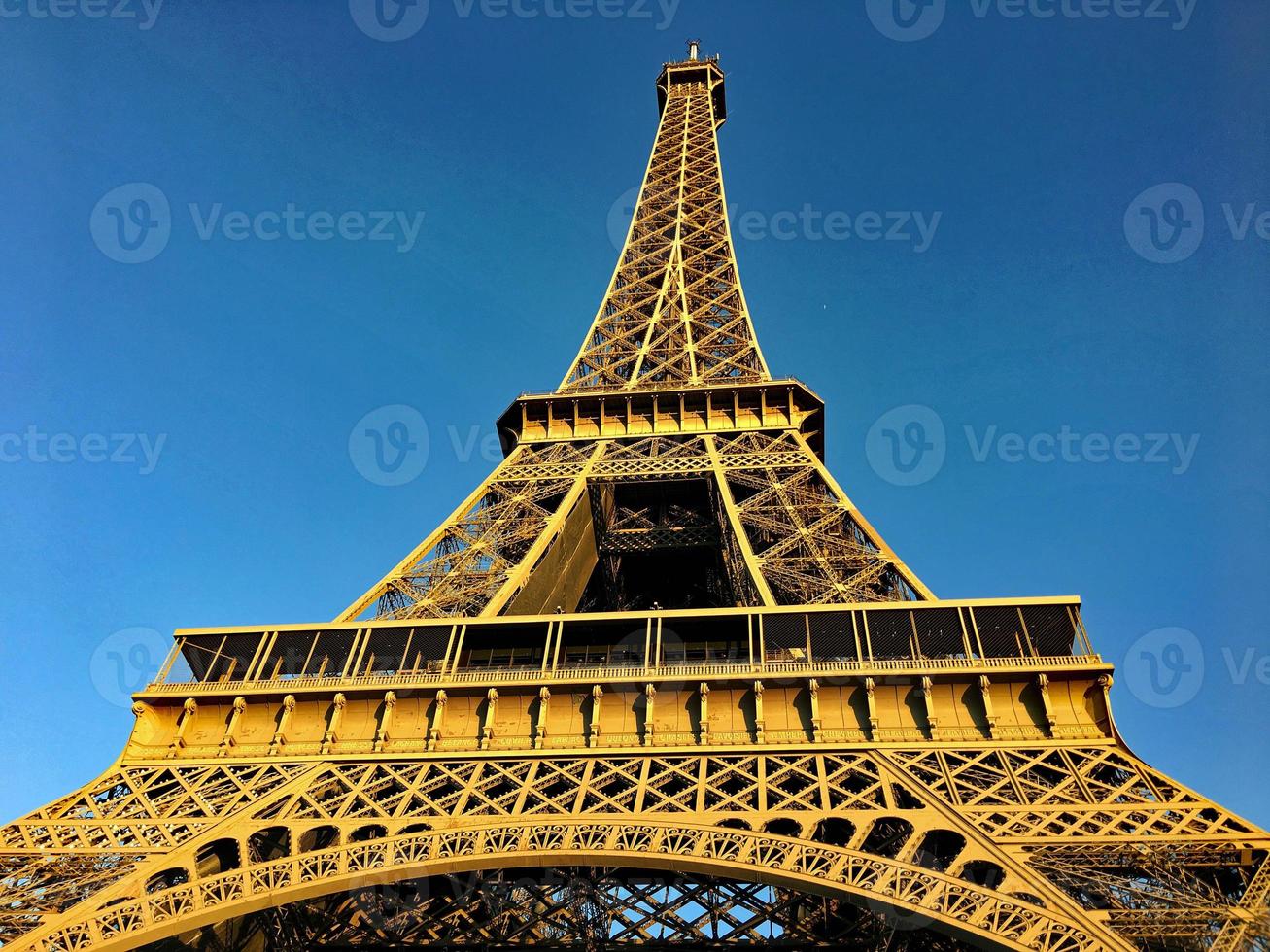 una vista panorámica de París en el verano foto