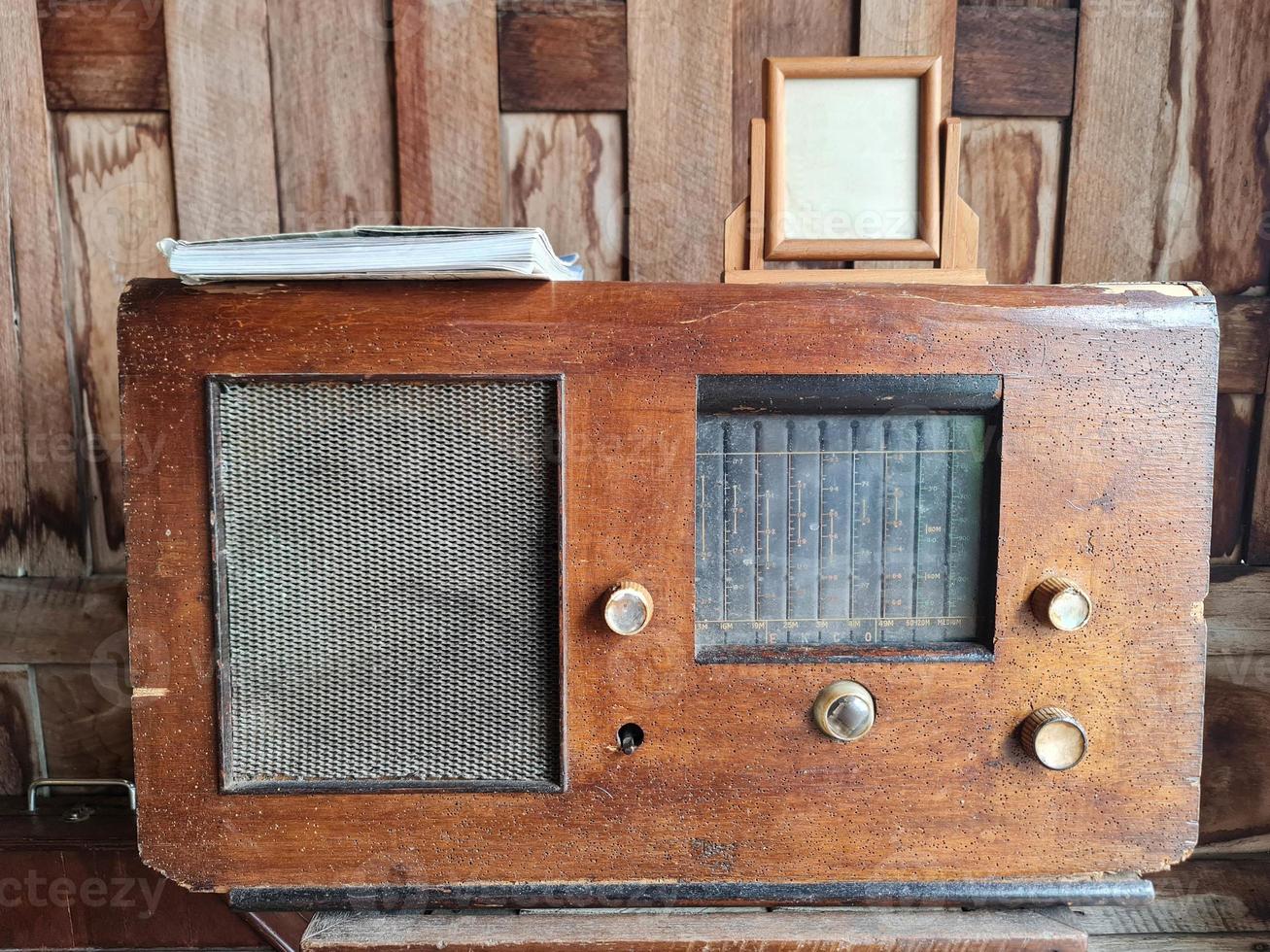 primer plano de la radio vintage de madera en la casa antigua foto