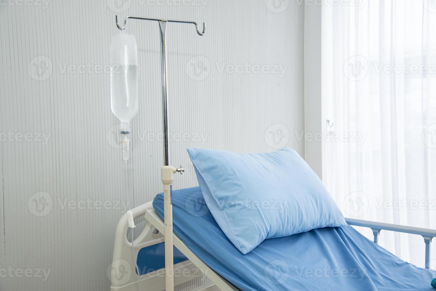 habitación de hospital con cama y dispositivo o equipo médico cómodo en un hospital moderno, negocio de atención médica foto