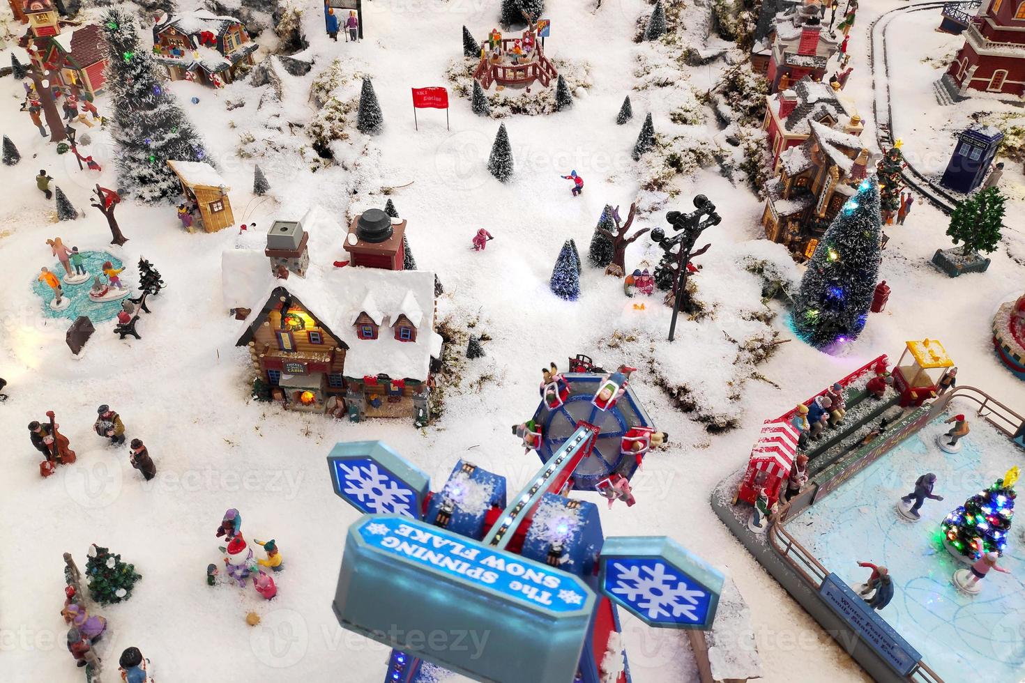 vista superior de un idílico modelo a escala de pueblo inglés durante las vacaciones de Navidad foto