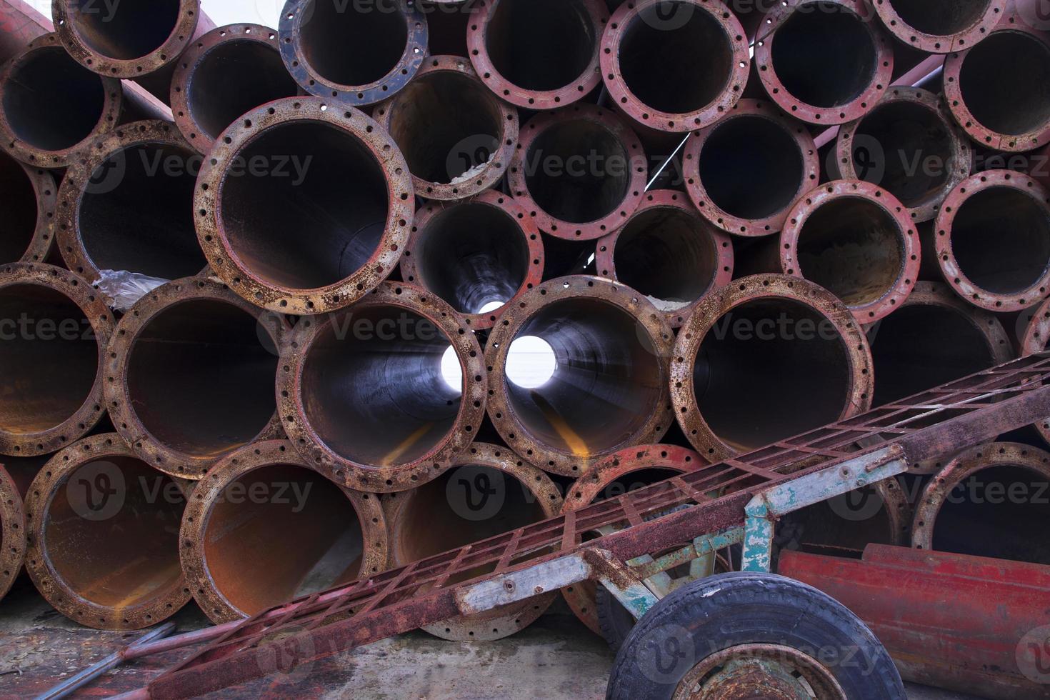 un fondo industrial de textura de pila de tubos de hierro oxidado foto