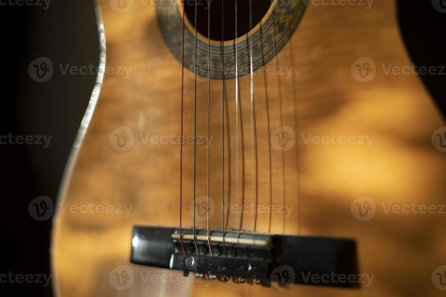 guitarra clásica a la luz del sol. cuerdas en guitarra. foto