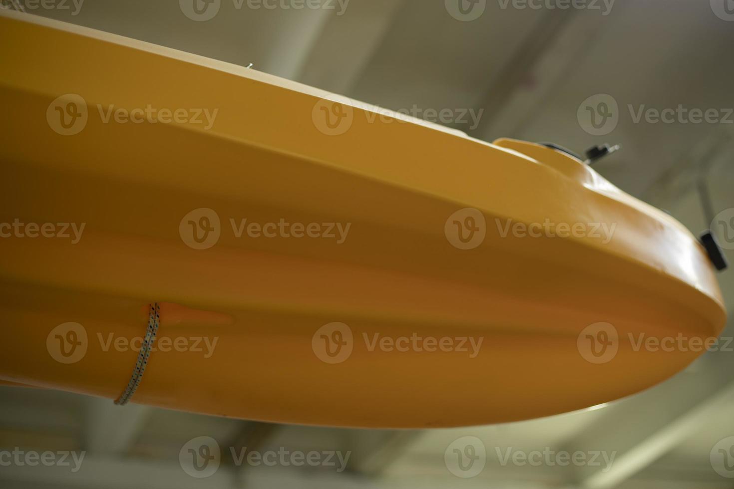 bote de plástico amarillo. barco en garaje. canoa para nadar. transporte de agua. foto