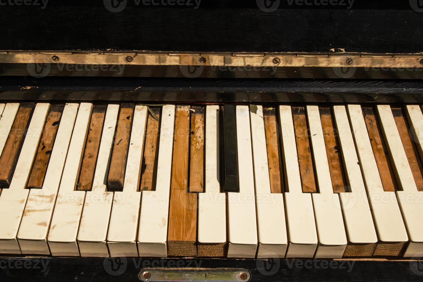 el primer plano de las teclas del piano antiguo en la calle. foto