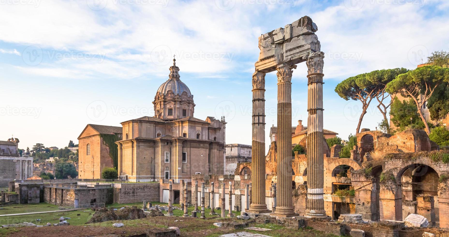 La luz del amanecer con el cielo azul en la arquitectura antigua romana en Roma, Italia foto