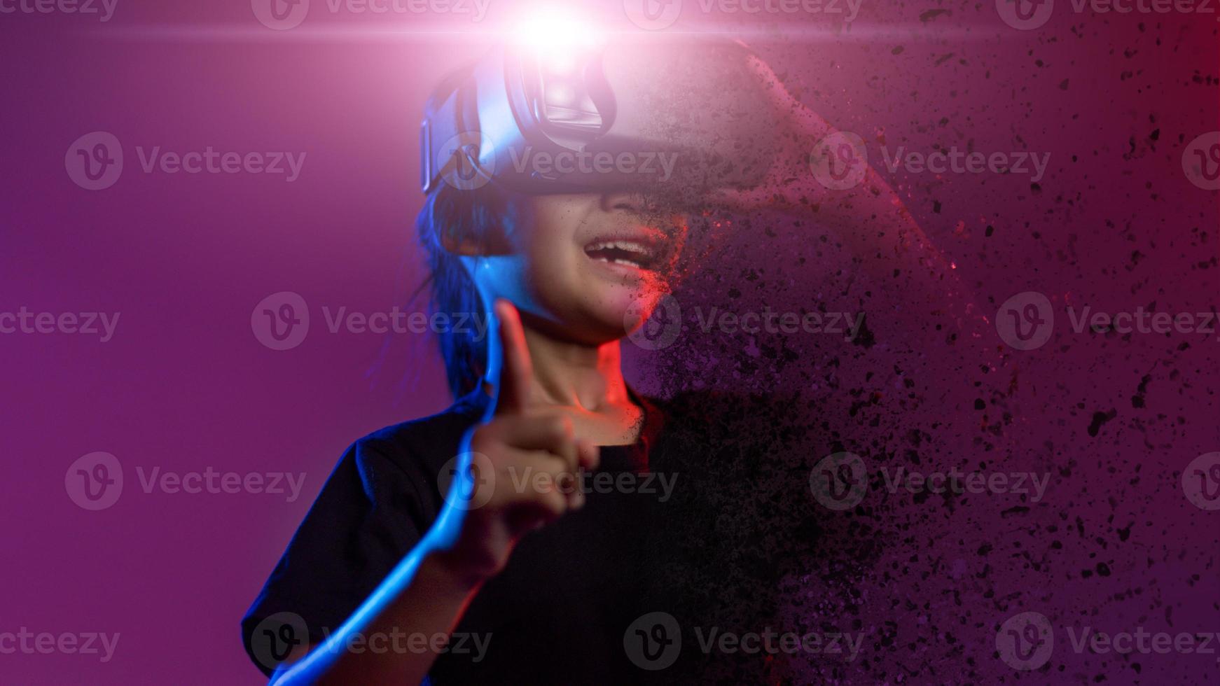 chica feliz con gafas de realidad virtual. realidad aumentada, ciencia, concepto de tecnología futura. vr. gafas 3d futuristas con proyección virtual. luz de neón. foto