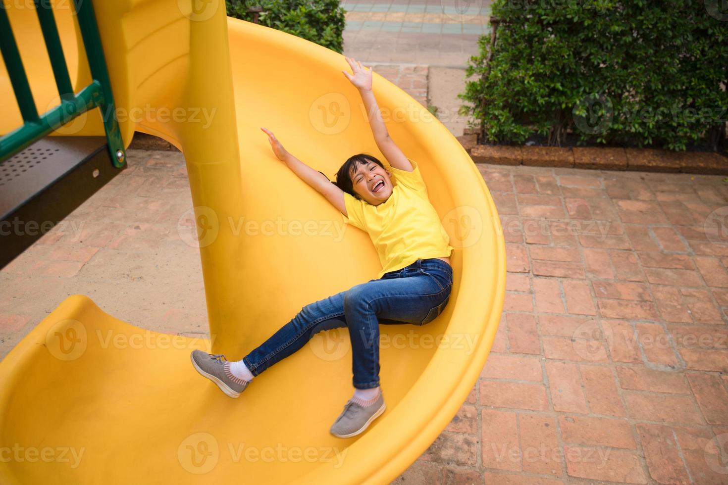 niña activa en el patio de recreo foto