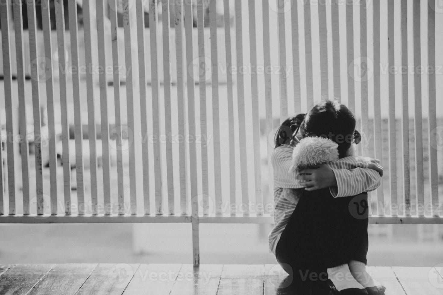 los padres dejaron a la niña para quedarse sola en casa ella es muy pobre foto