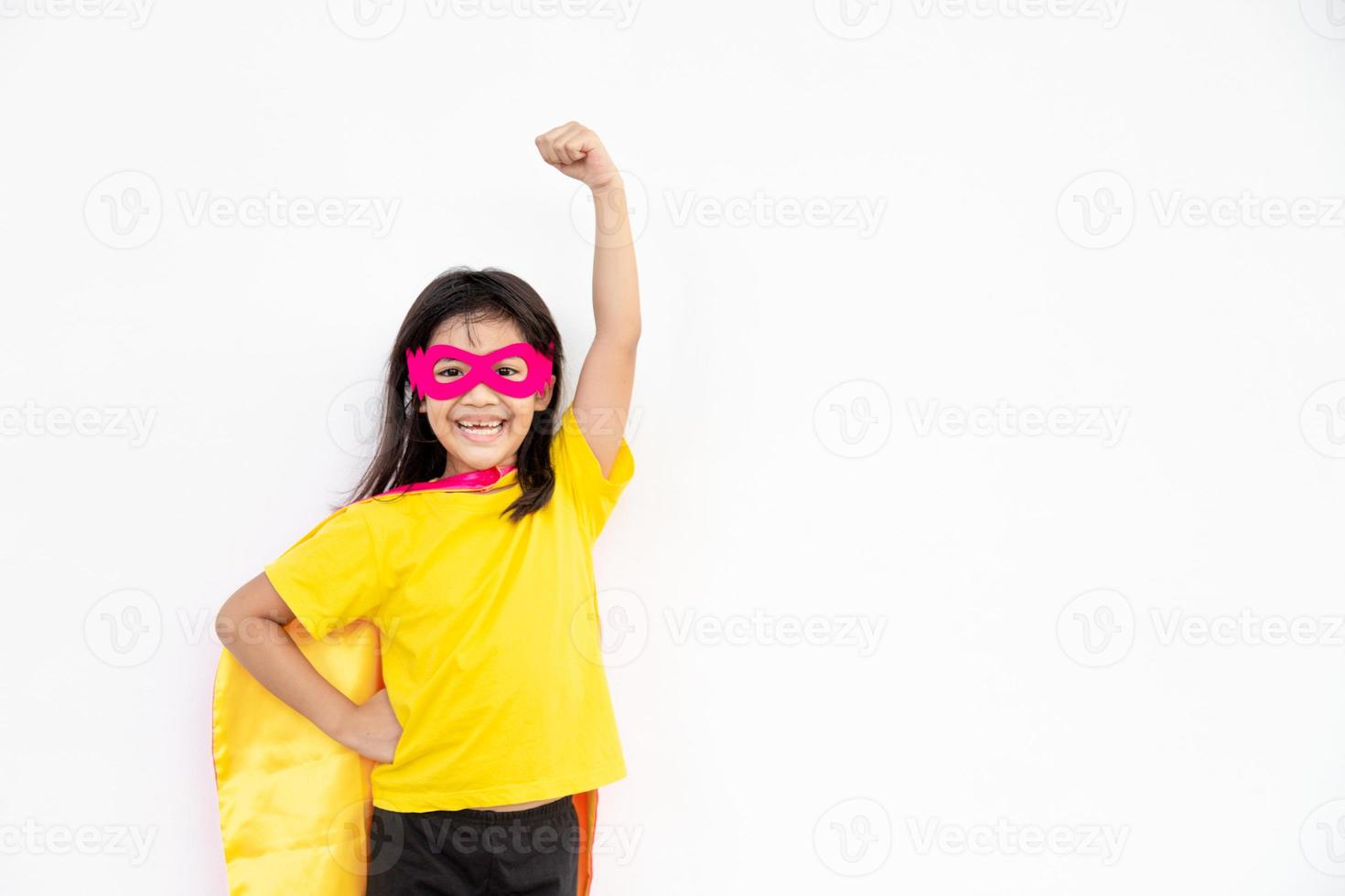 concepto de niños, niña sonriente jugando superhéroe sobre fondo blanco foto