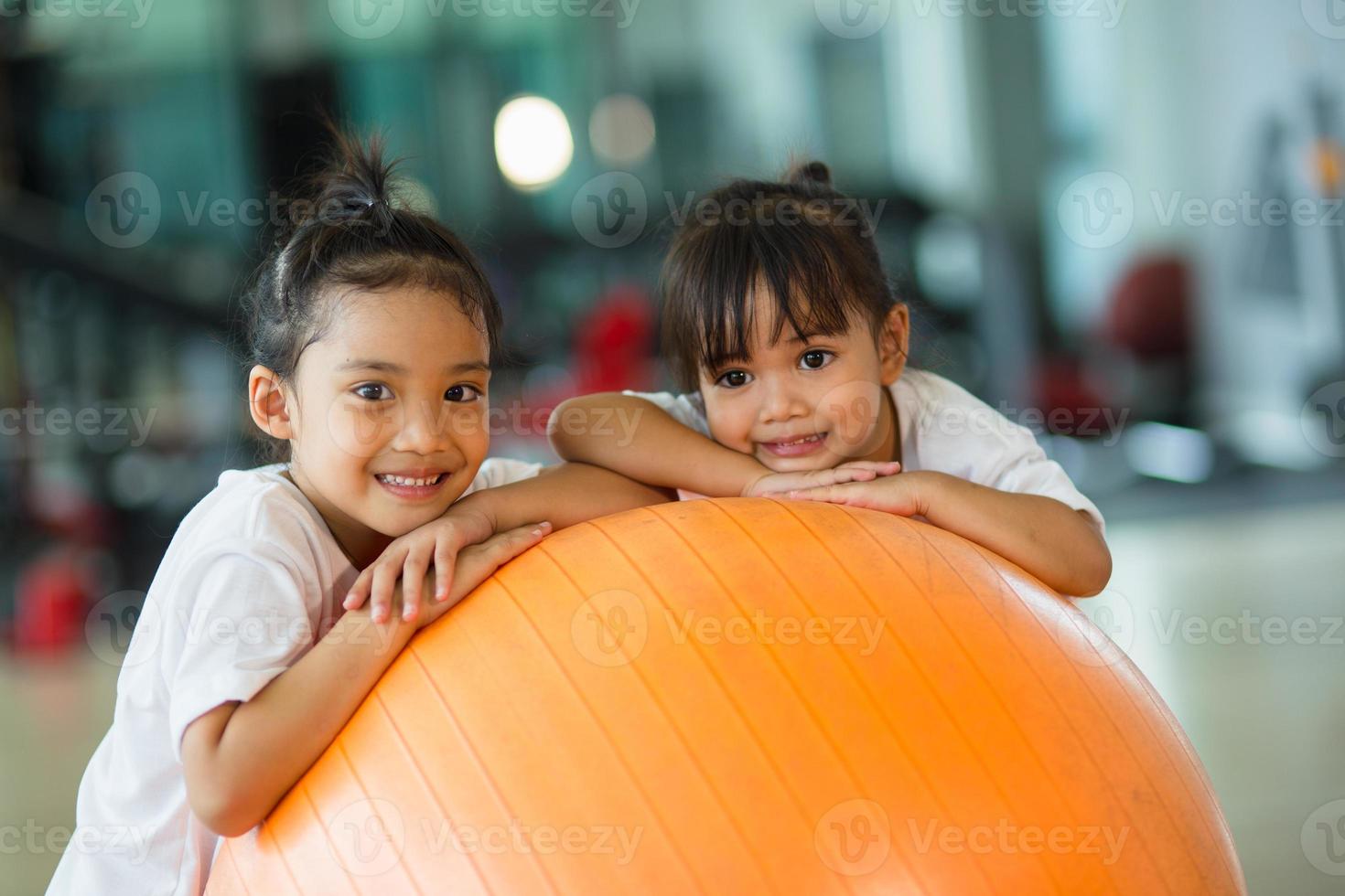 pelotas de gimnasia y niños en ellas foto