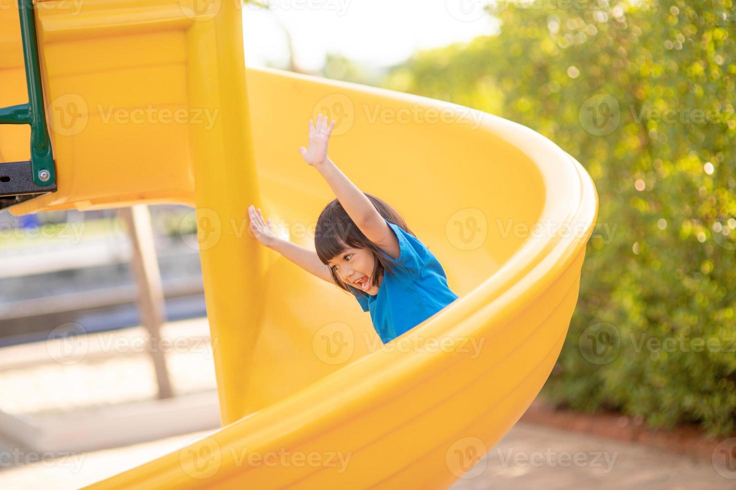 niña activa en el patio de recreo foto