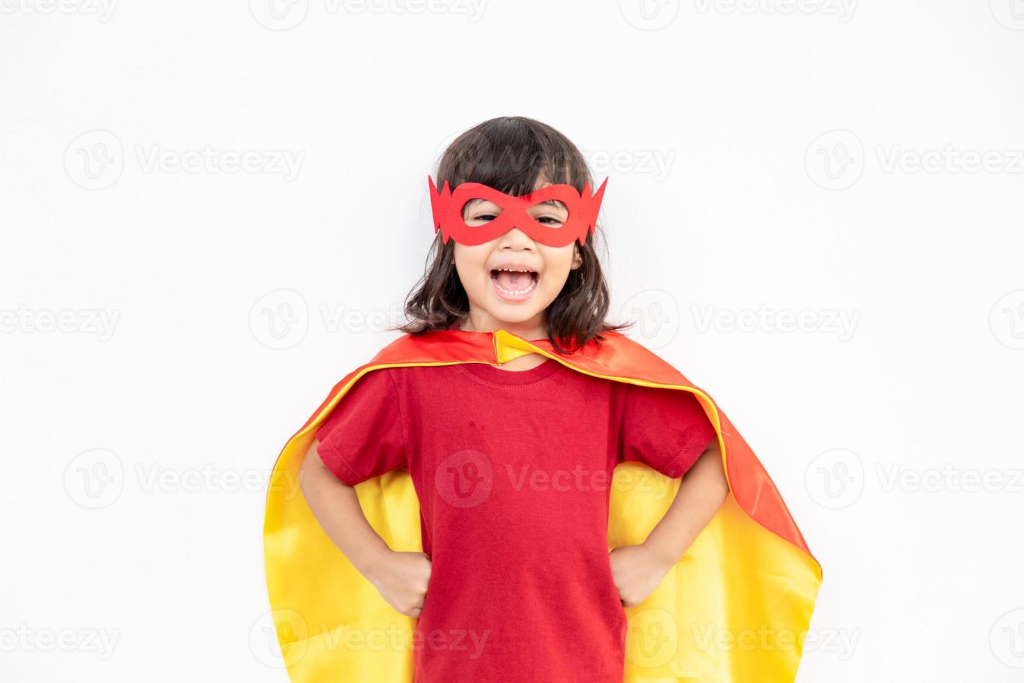 concepto de niños, niña sonriente jugando superhéroe sobre fondo blanco foto