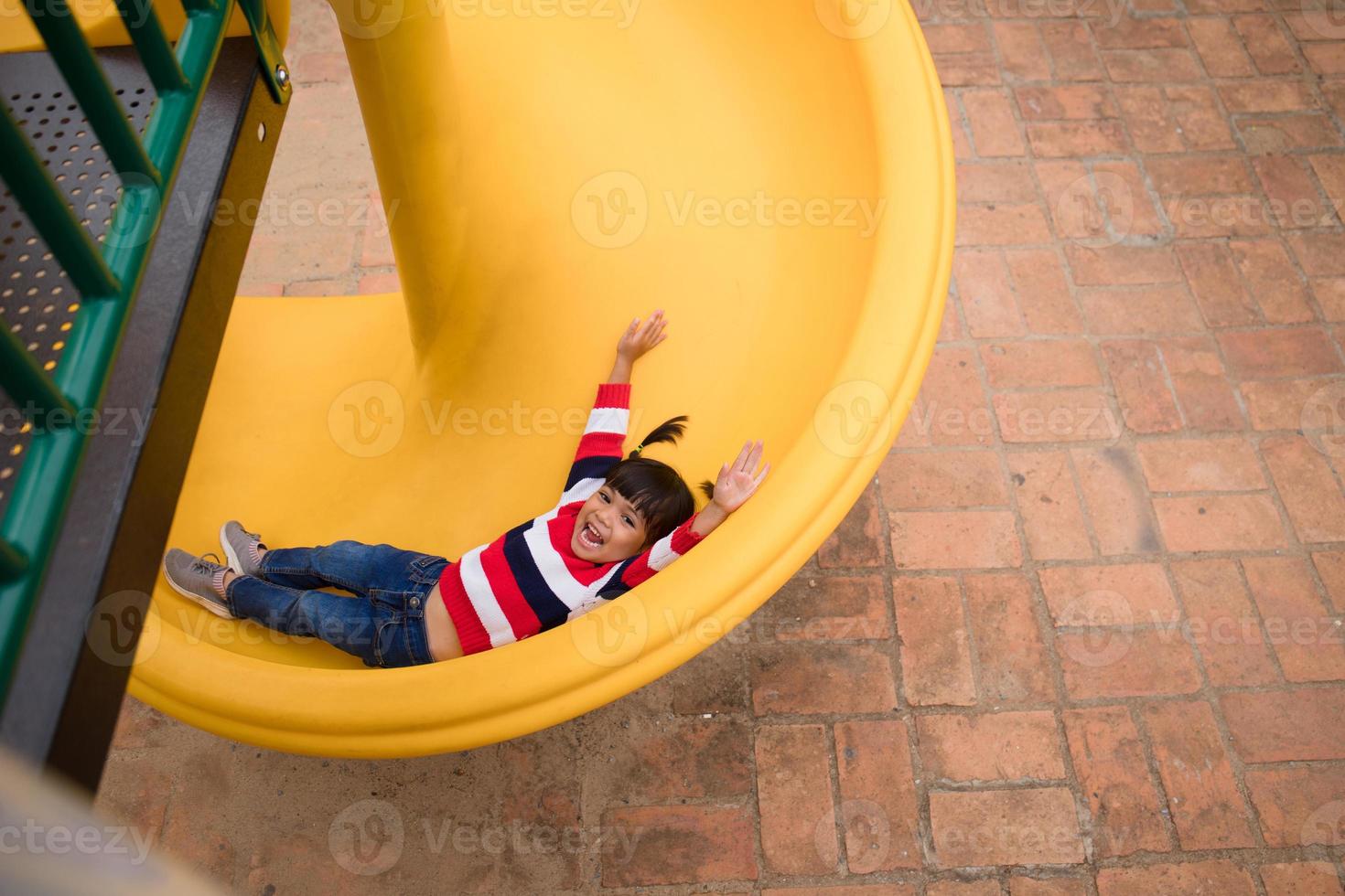 niña activa en el patio de recreo foto