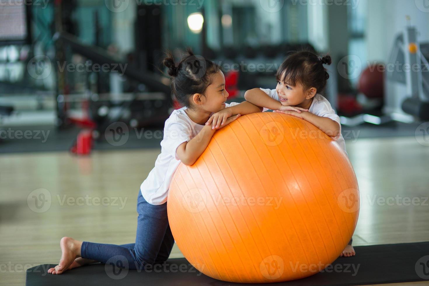 pelotas de gimnasia y niños en ellas foto