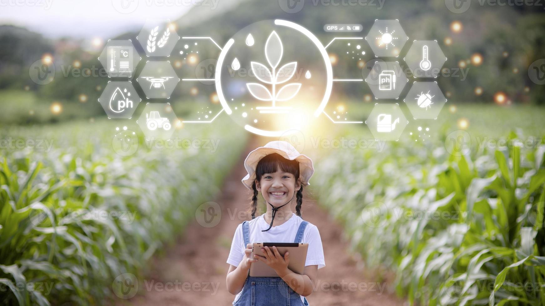 la niña usa una tableta para analizar el crecimiento de las plantas en la parcela agrícola y el icono visual, el concepto de tecnología agrícola. concepto de aprendizaje de agricultura inteligente foto