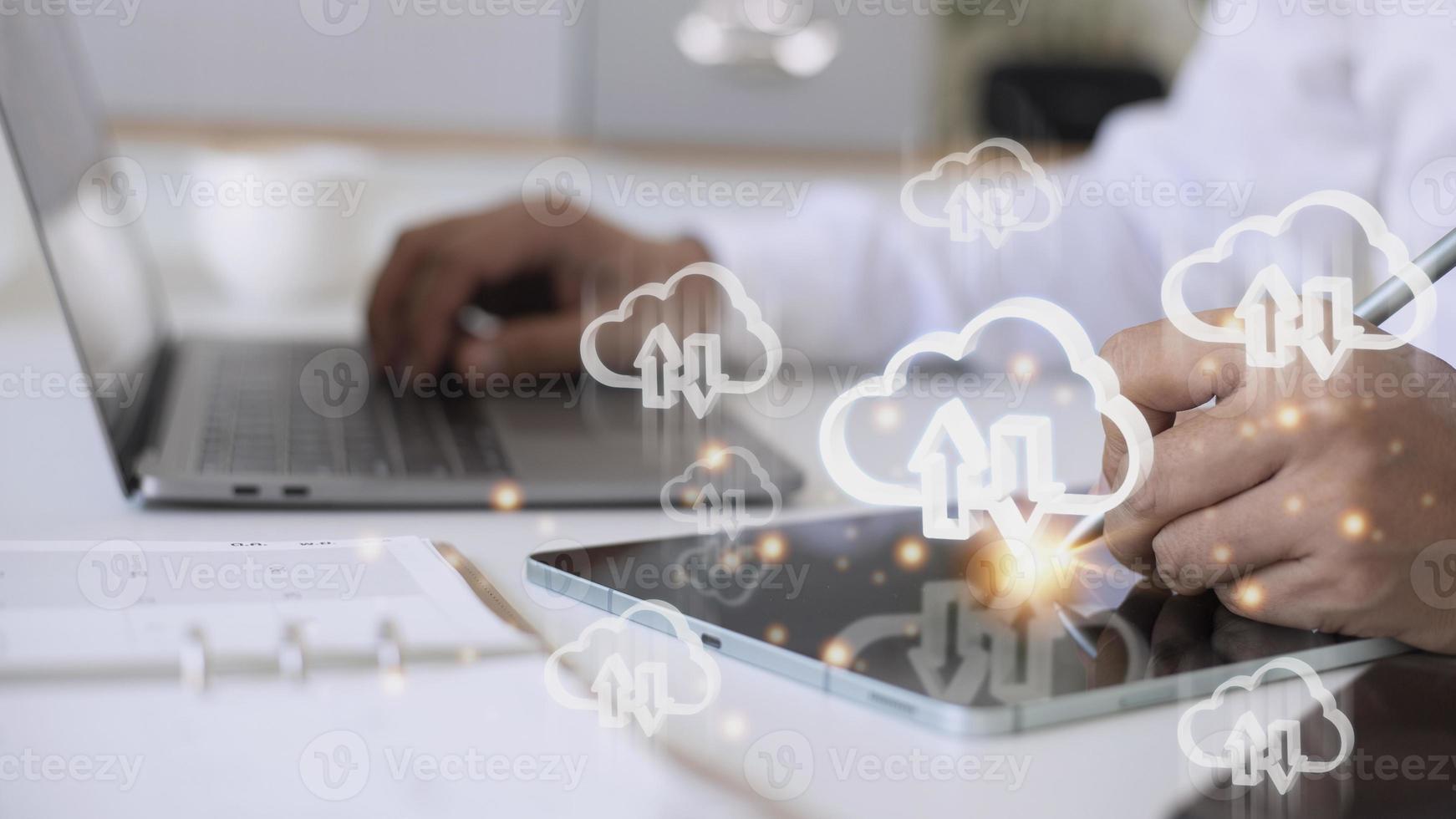 concepto de computación en la nube: conéctese a la nube. empresario o tecnólogo de la información haga clic en el icono de computación en la nube. foto