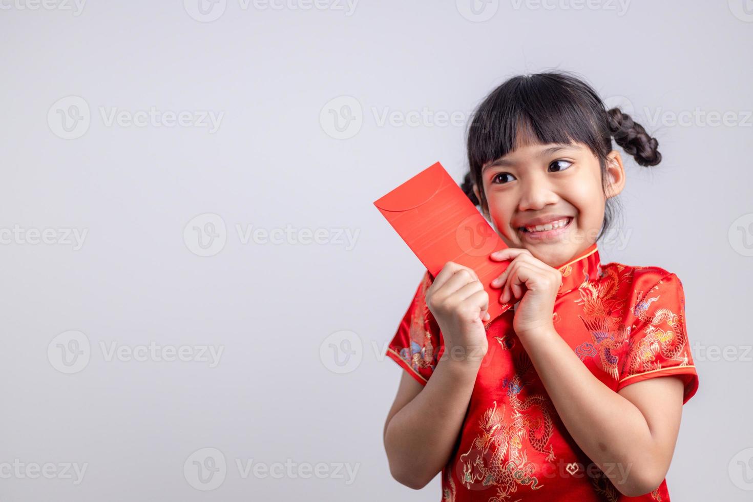 feliz Año Nuevo Chino. niñas asiáticas sonrientes que sostienen el sobre rojo foto