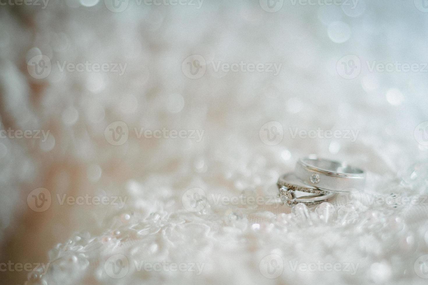 dos anillos de boda sobre un fondo texturizado foto