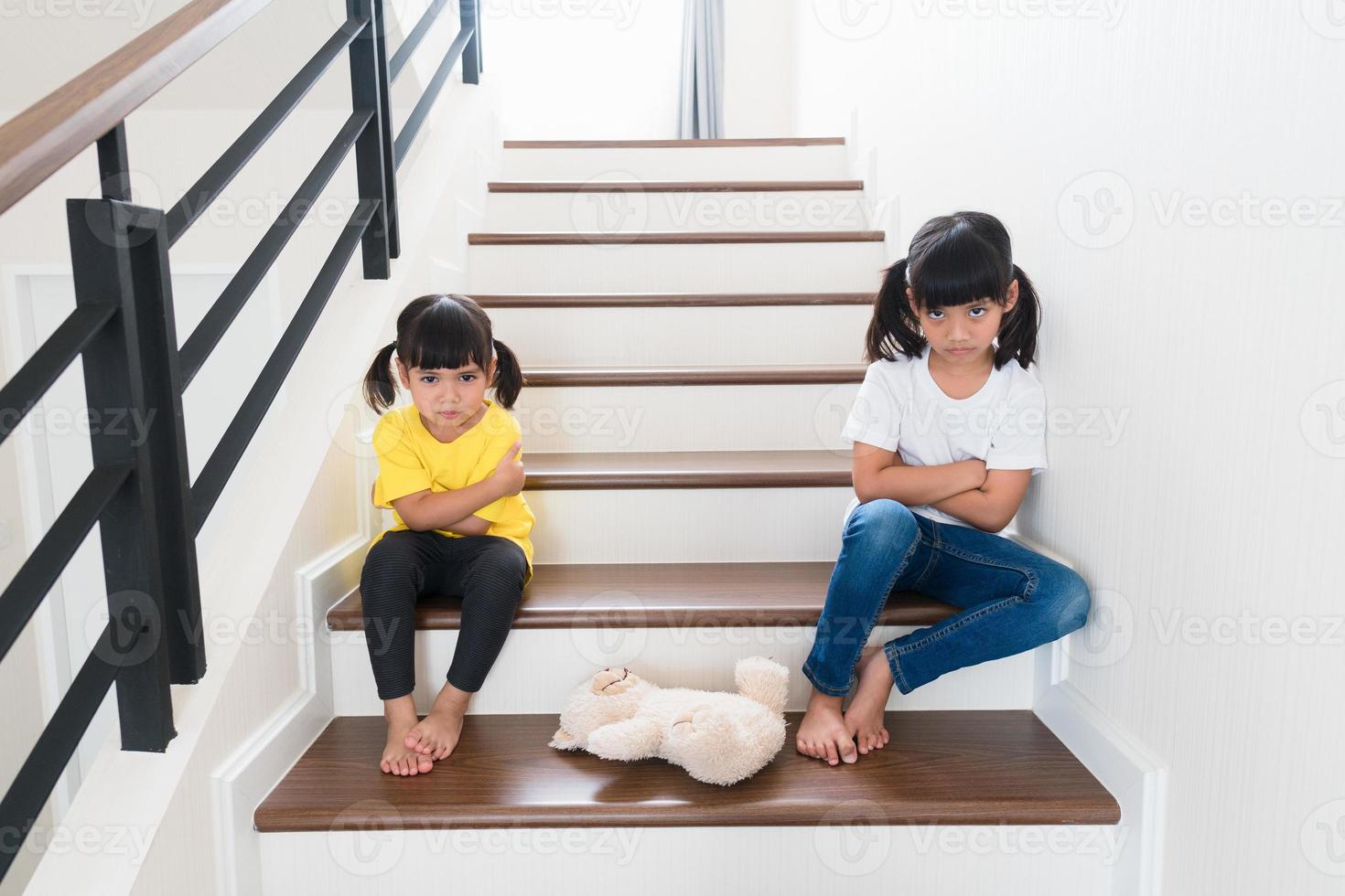 dos niñas peleando por un oso foto