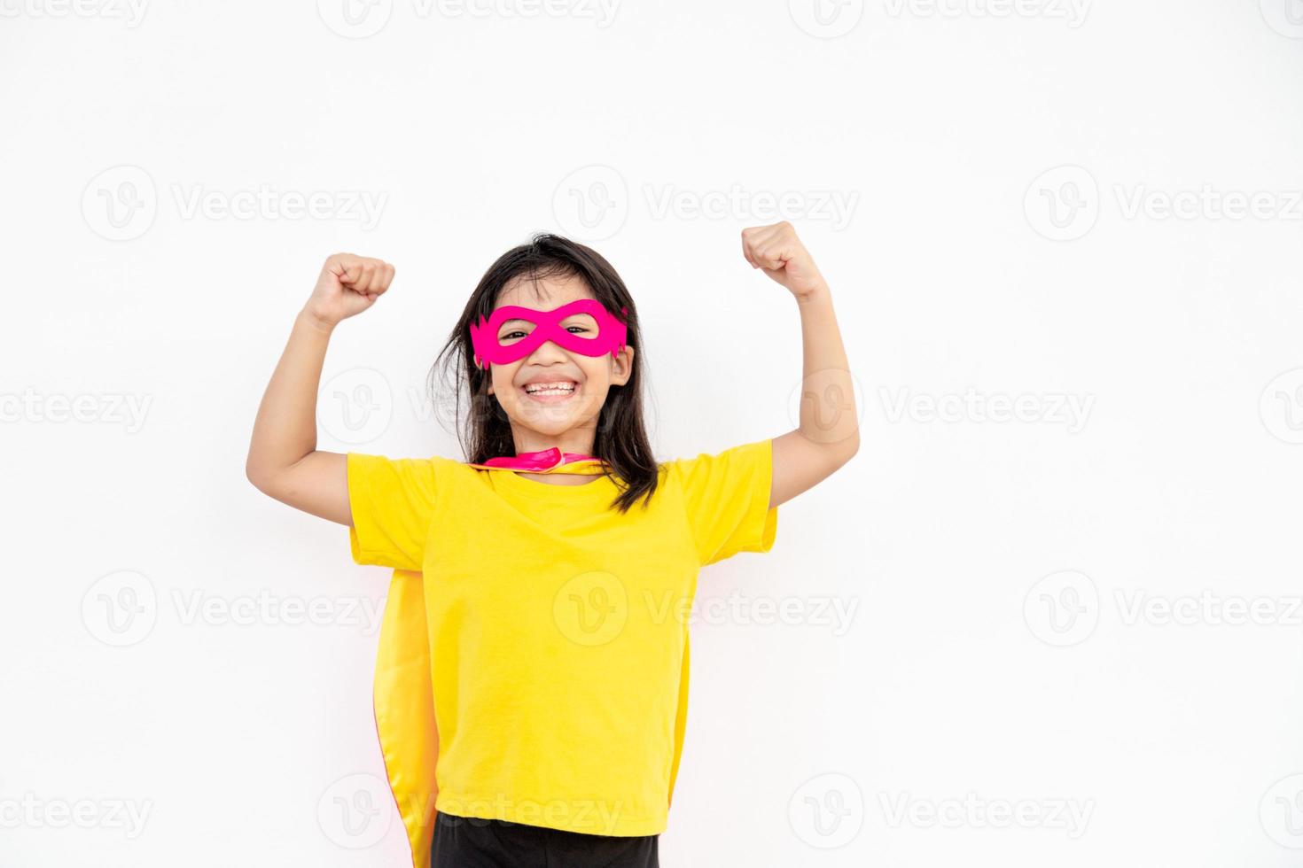 concepto de niños, niña sonriente jugando superhéroe sobre fondo blanco foto