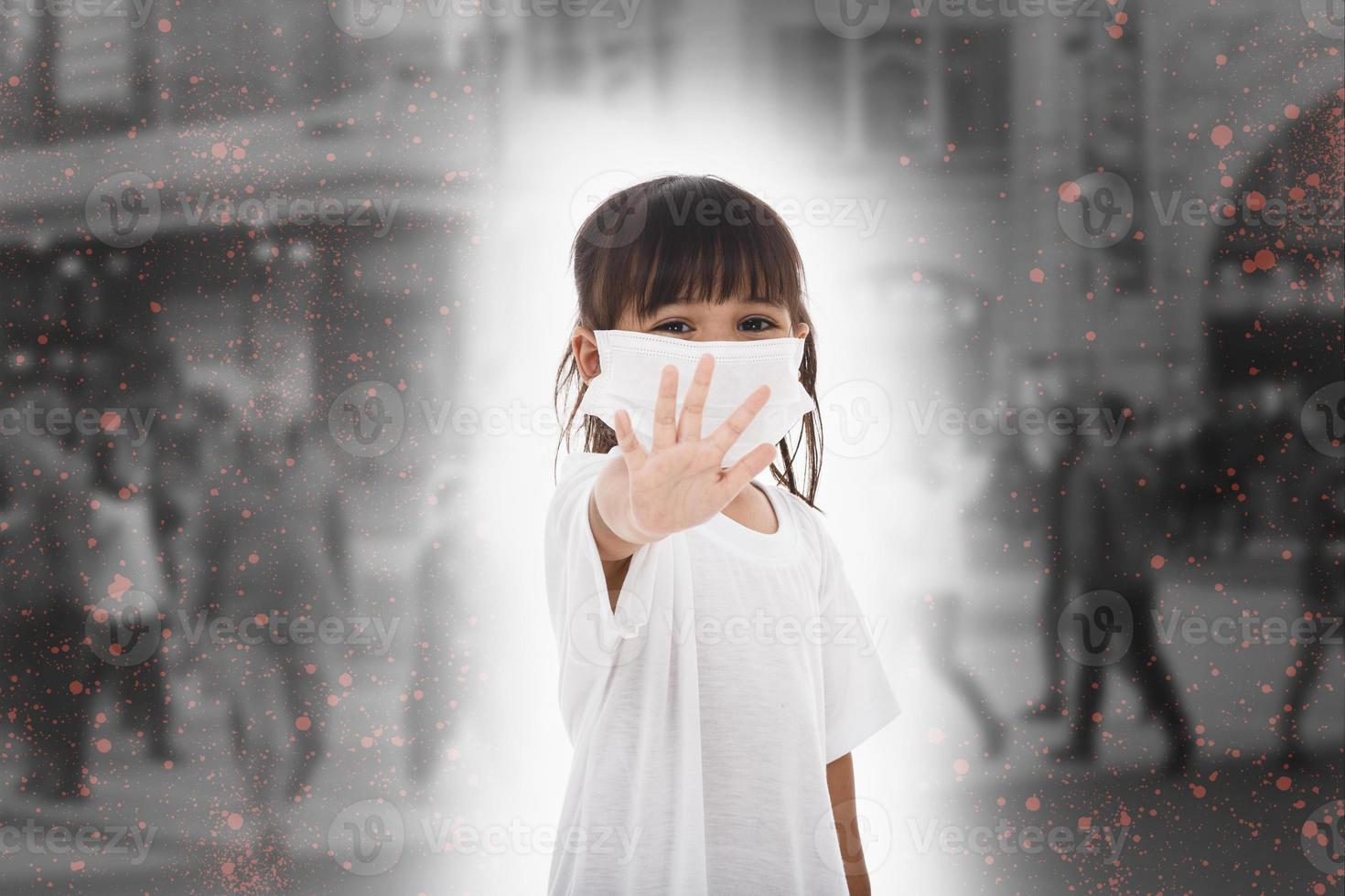 niña asiática con mascarilla respiratoria para proteger el brote de coronavirus foto