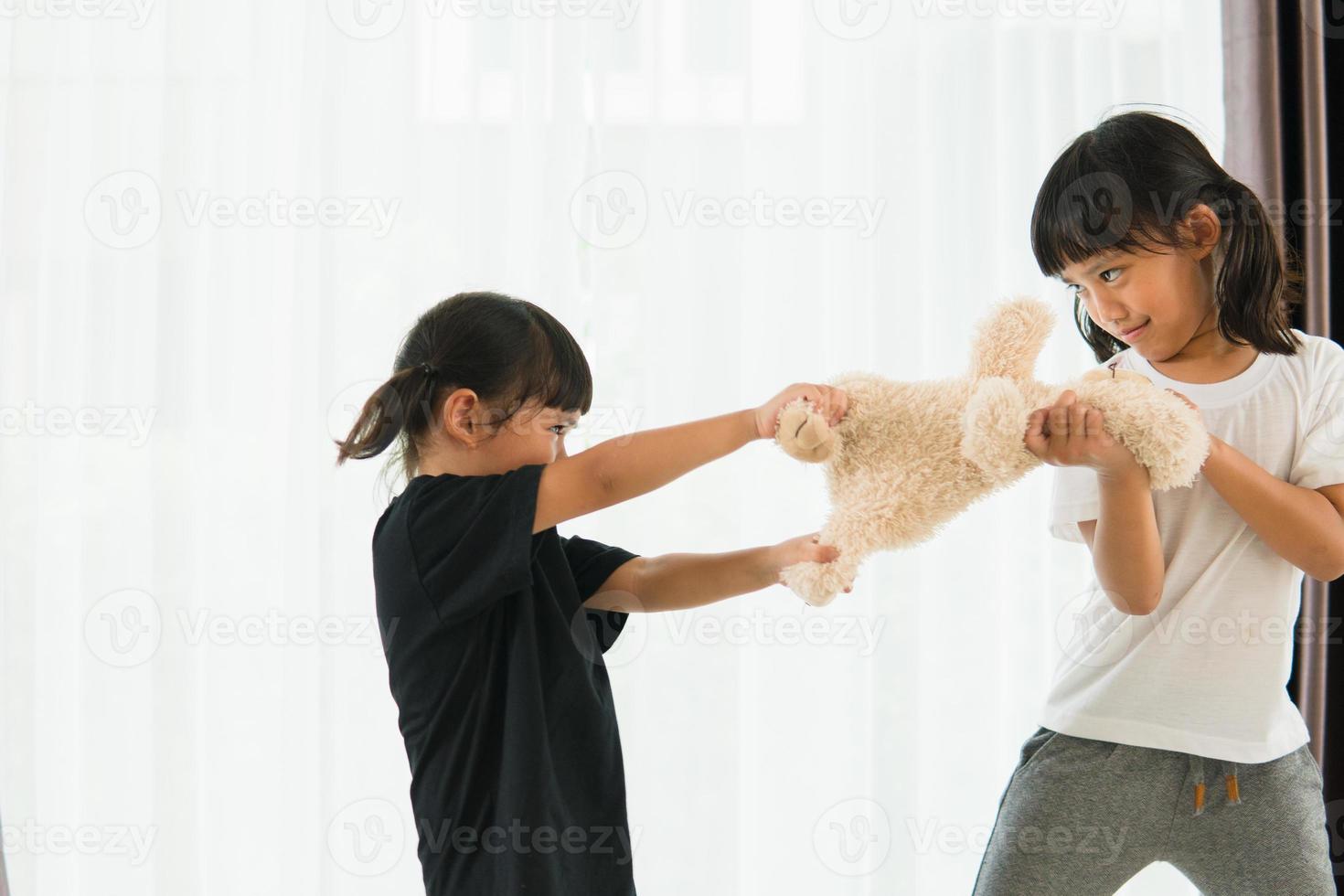 dos niñas peleando por un oso foto