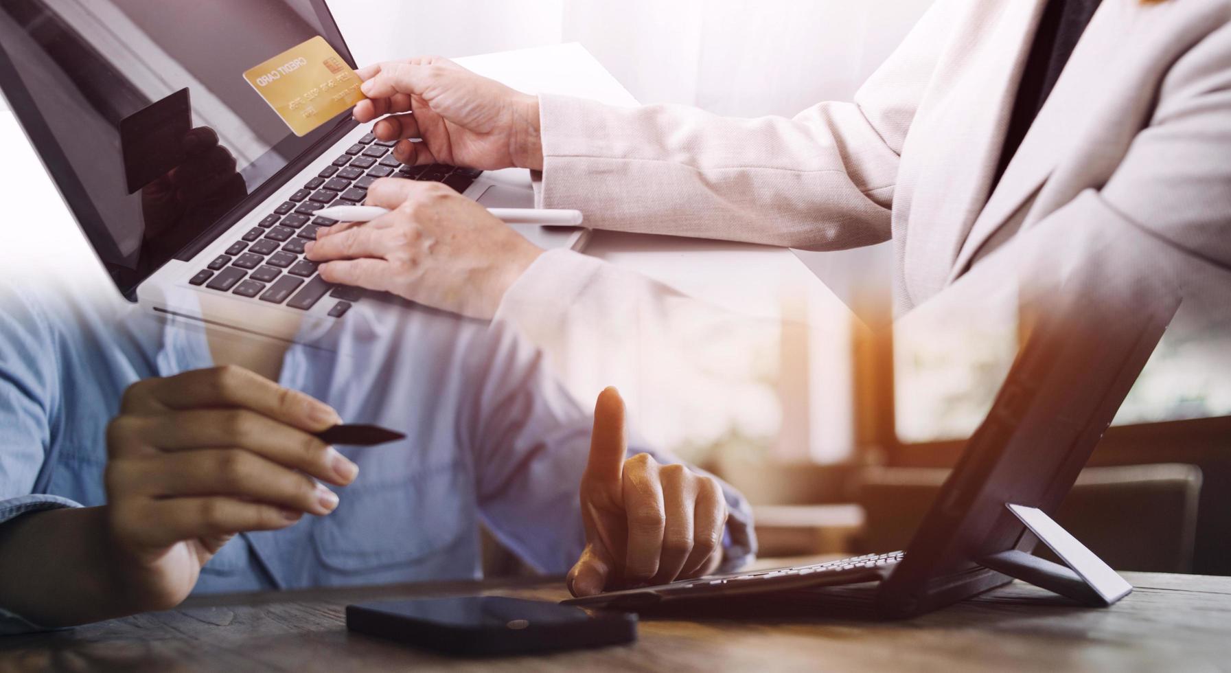 mano de mujer de negocios trabajando con computadora portátil, tableta y teléfono inteligente en la oficina moderna con diagrama de icono virtual en la oficina moderna a la luz de la mañana foto