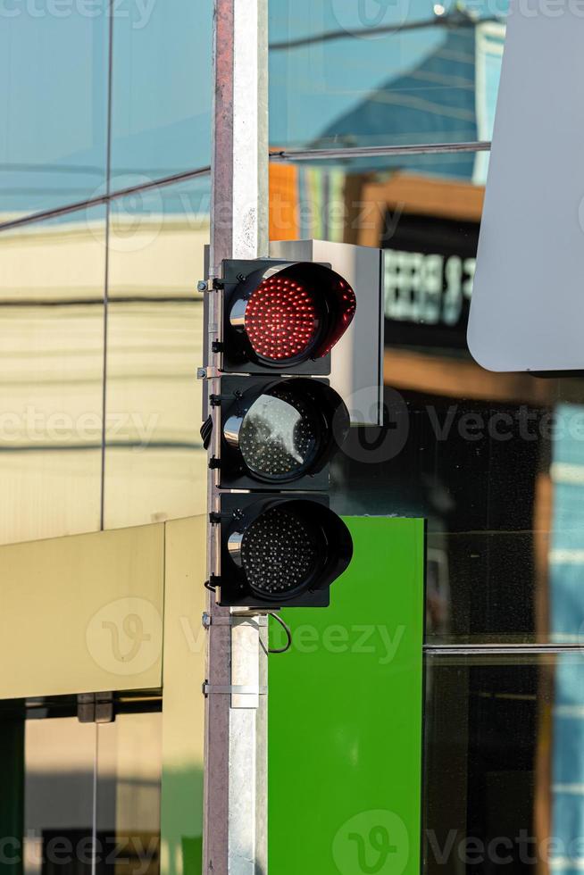 semáforo con verde rojo encendido foto