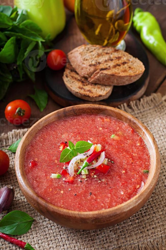 Sopa de gazpacho de tomate con pimiento y ajo. foto