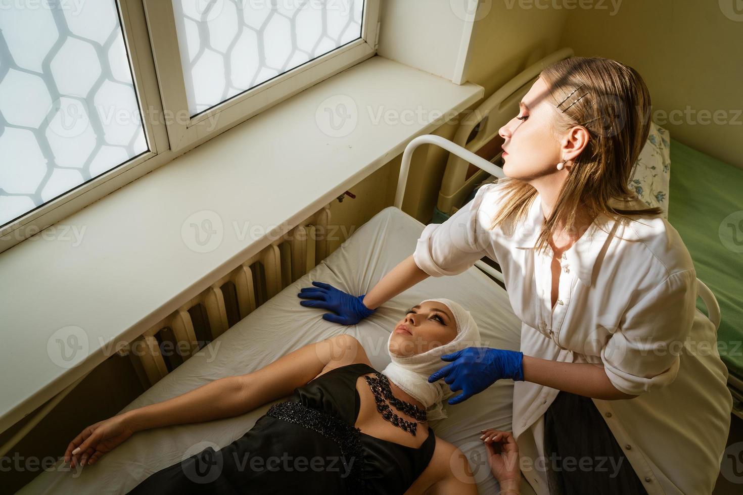 The doctor holds the patient violent, drug treatment center, the problem of Golden youth photo