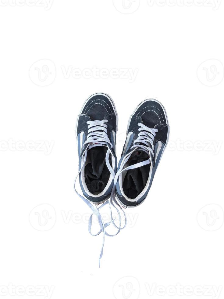 foto de objeto de un par de zapatos azules y calzado negro sobre un fondo blanco, foto de zapatos aislados de fondo blanco