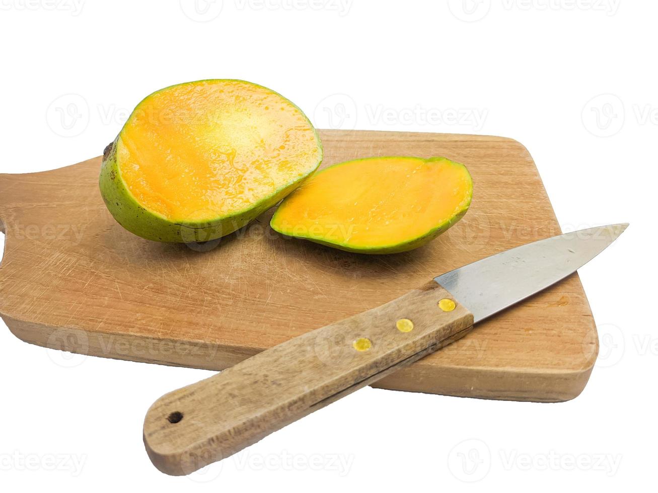 el mango se reduce a la mitad con un cuchillo en una madera. para que el interior sea visible en naranja .aislado sobre un fondo blanco foto