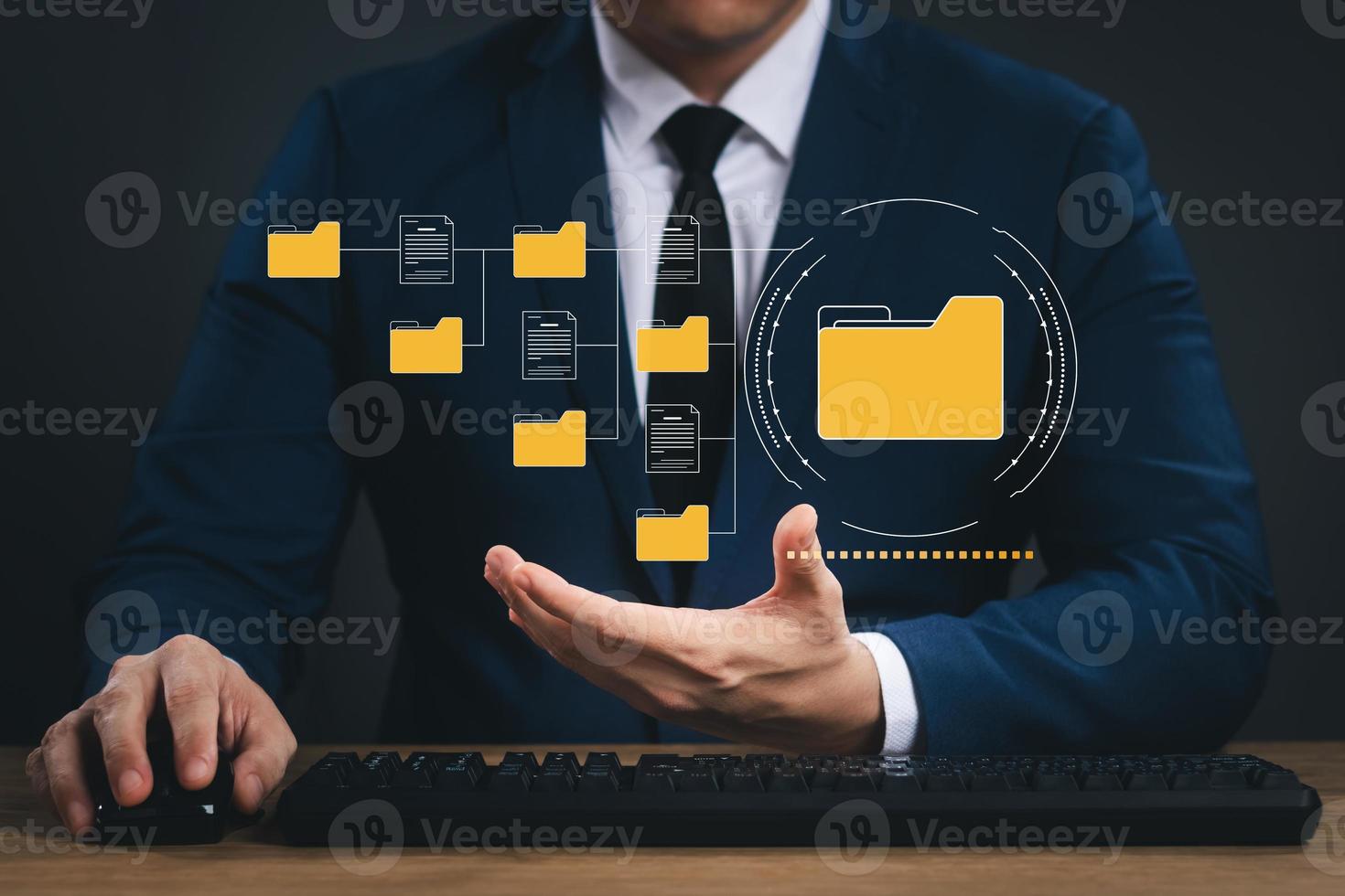 concepto de sistema de gestión de documentos, hombre de negocios con carpeta y software de icono de documento, búsqueda y gestión de archivos en la base de datos de documentos en línea, para un archivo eficiente y datos de la empresa. foto